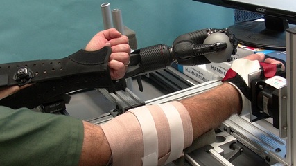 国外研发新型无线传感器 创造更灵活的手腕假肢