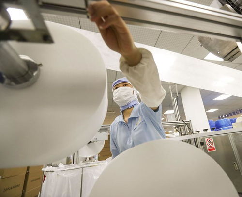 每天生产70万枚医用口罩,这个上海宝山的厂,换人换岗不停机